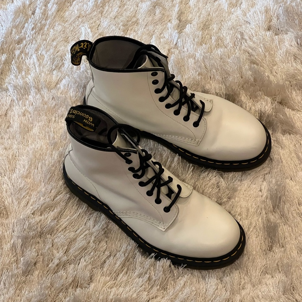 Dr. Martens 1460 Smooth Leather 8 Eye Boot